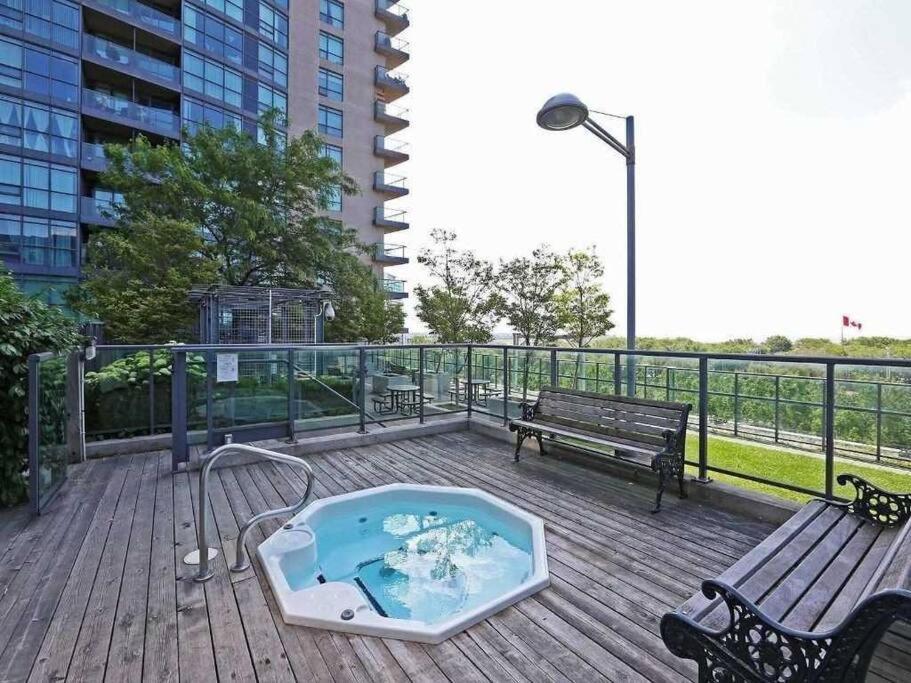 Modern Downtown Condo Free Parking/Walk To Lake Toronto Exteriör bild