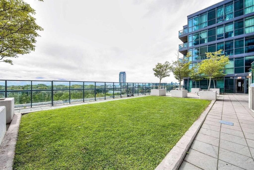 Modern Downtown Condo Free Parking/Walk To Lake Toronto Exteriör bild