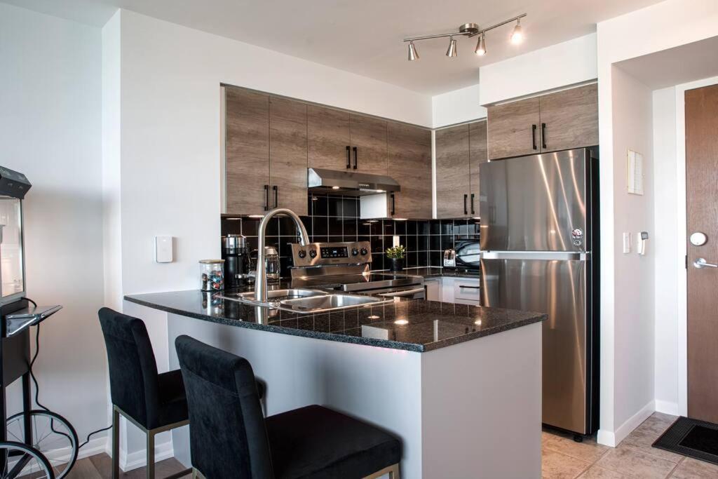 Modern Downtown Condo Free Parking/Walk To Lake Toronto Exteriör bild